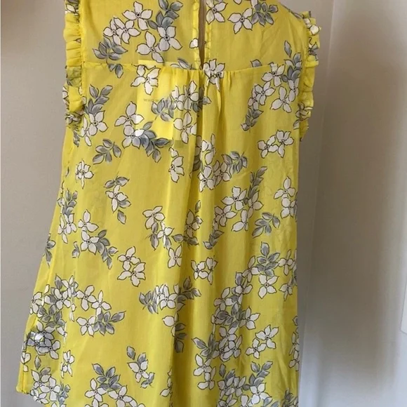 NWT!! Beautiful blouse yellow with white flower - Picture 2 of 3